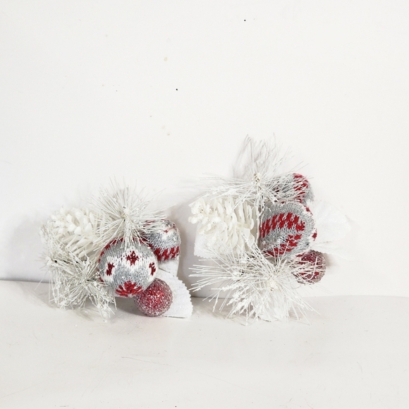 A RED AND WHITE ORNAMENT COLLECTION WITH A GOLDEN LIGHT UP STAR - Picture 9 of 11